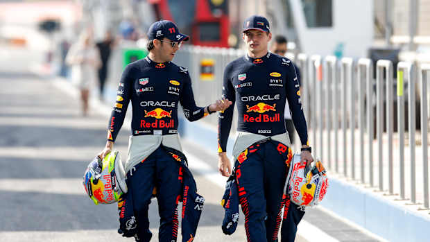Checo Pérez y Max Verstappen caminan uniformados en Bahrein